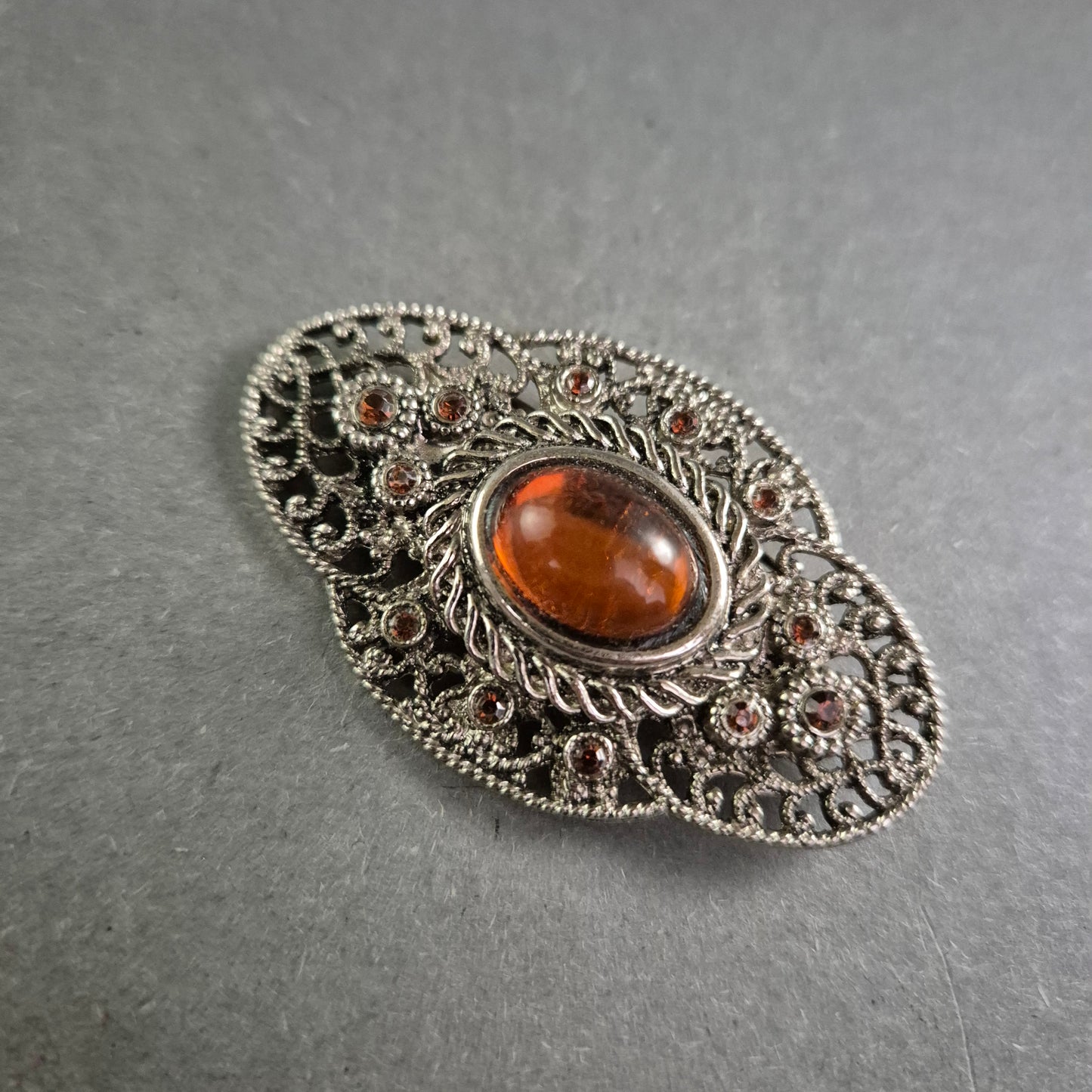 Vintage Filigran-Brosche mit braunem Cabochon – Klassisch & Elegant