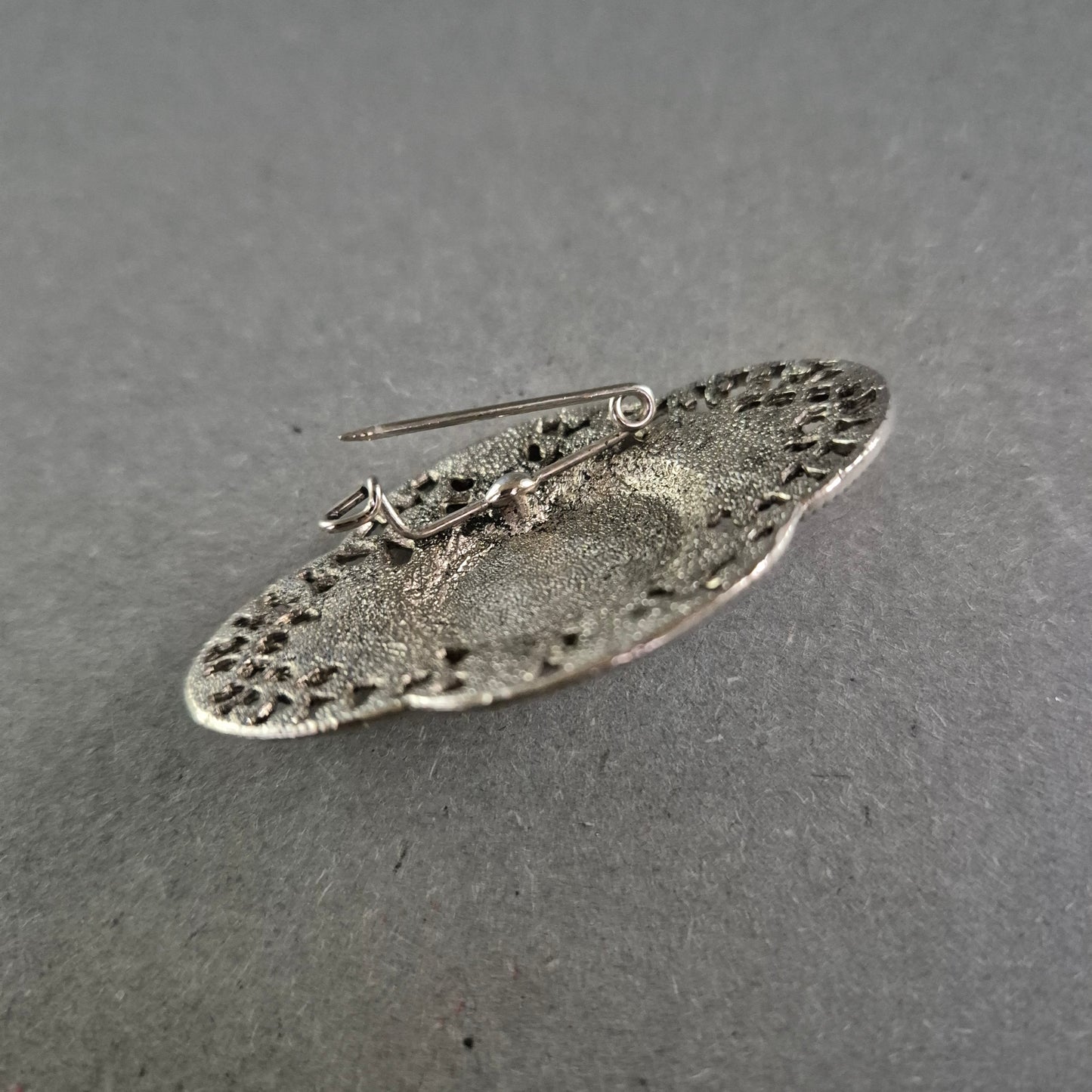 Vintage Filigran-Brosche mit braunem Cabochon – Klassisch & Elegant