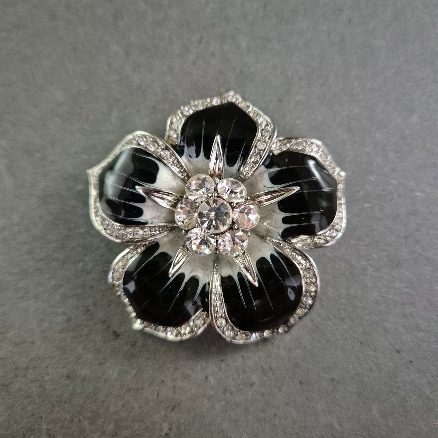 Brosche in Blütenform mit Strass und schwarzer Emaille – Glamourös