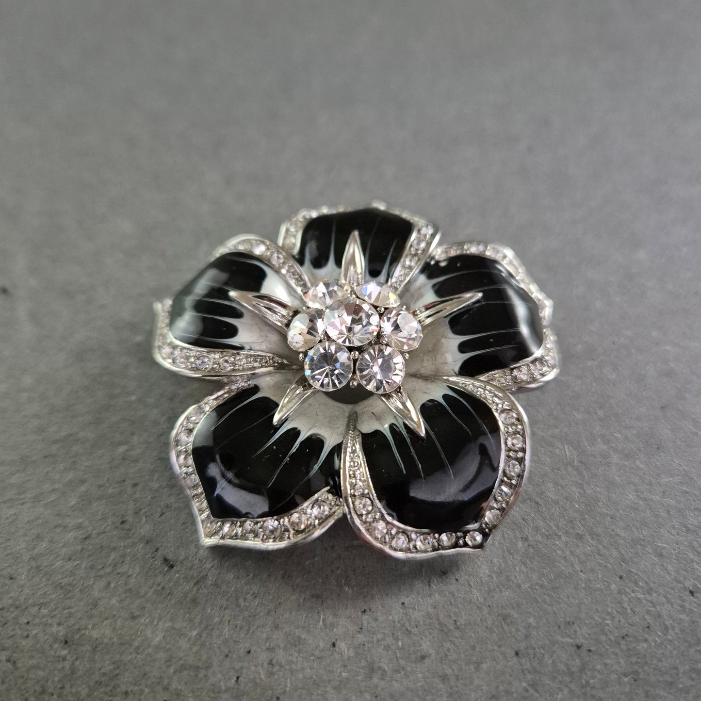 Brosche in Blütenform mit Strass und schwarzer Emaille – Glamourös