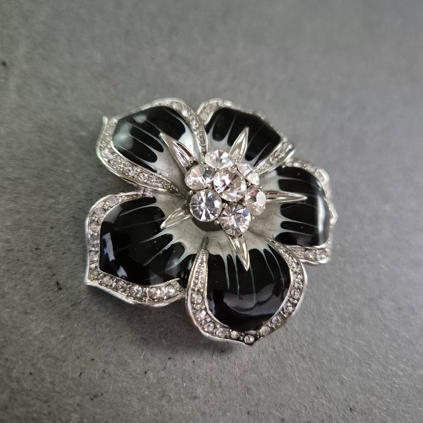 Brosche in Blütenform mit Strass und schwarzer Emaille – Glamourös
