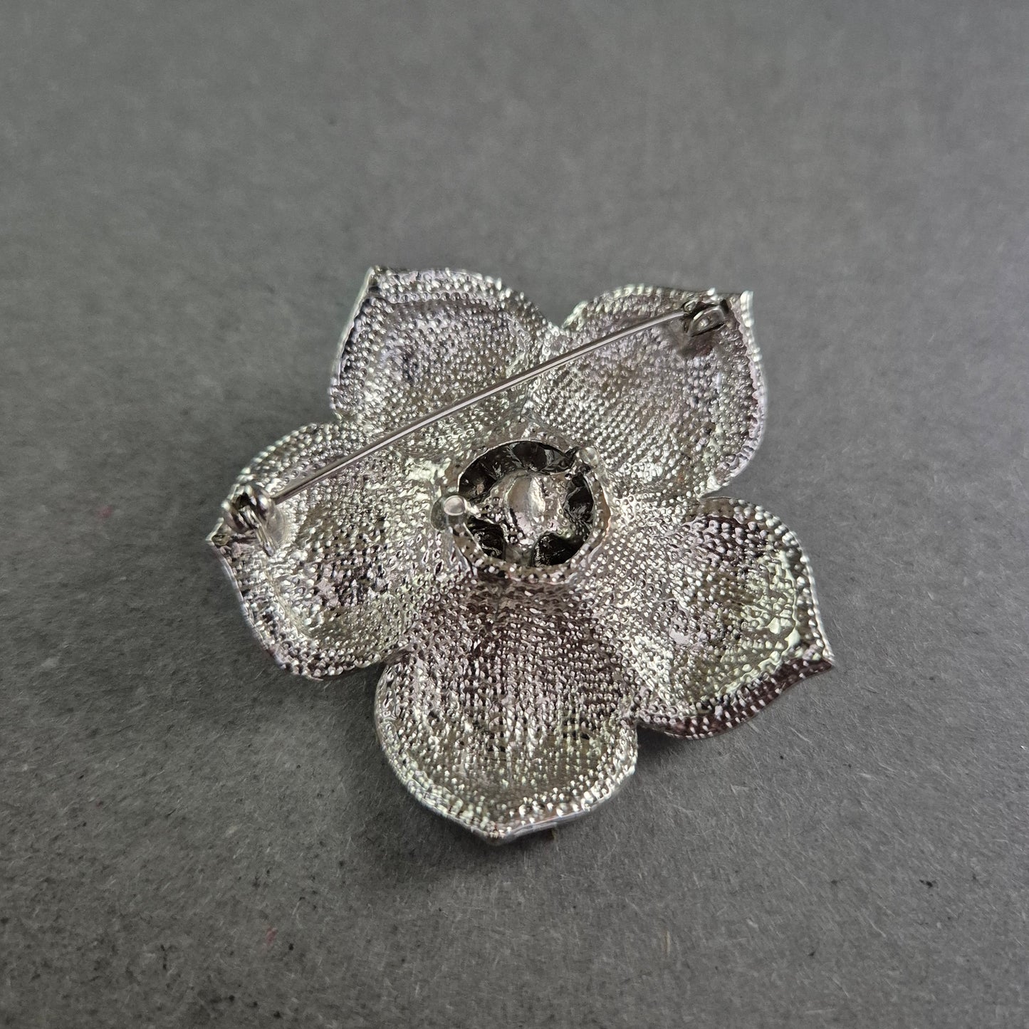 Brosche in Blütenform mit Strass und schwarzer Emaille – Glamourös