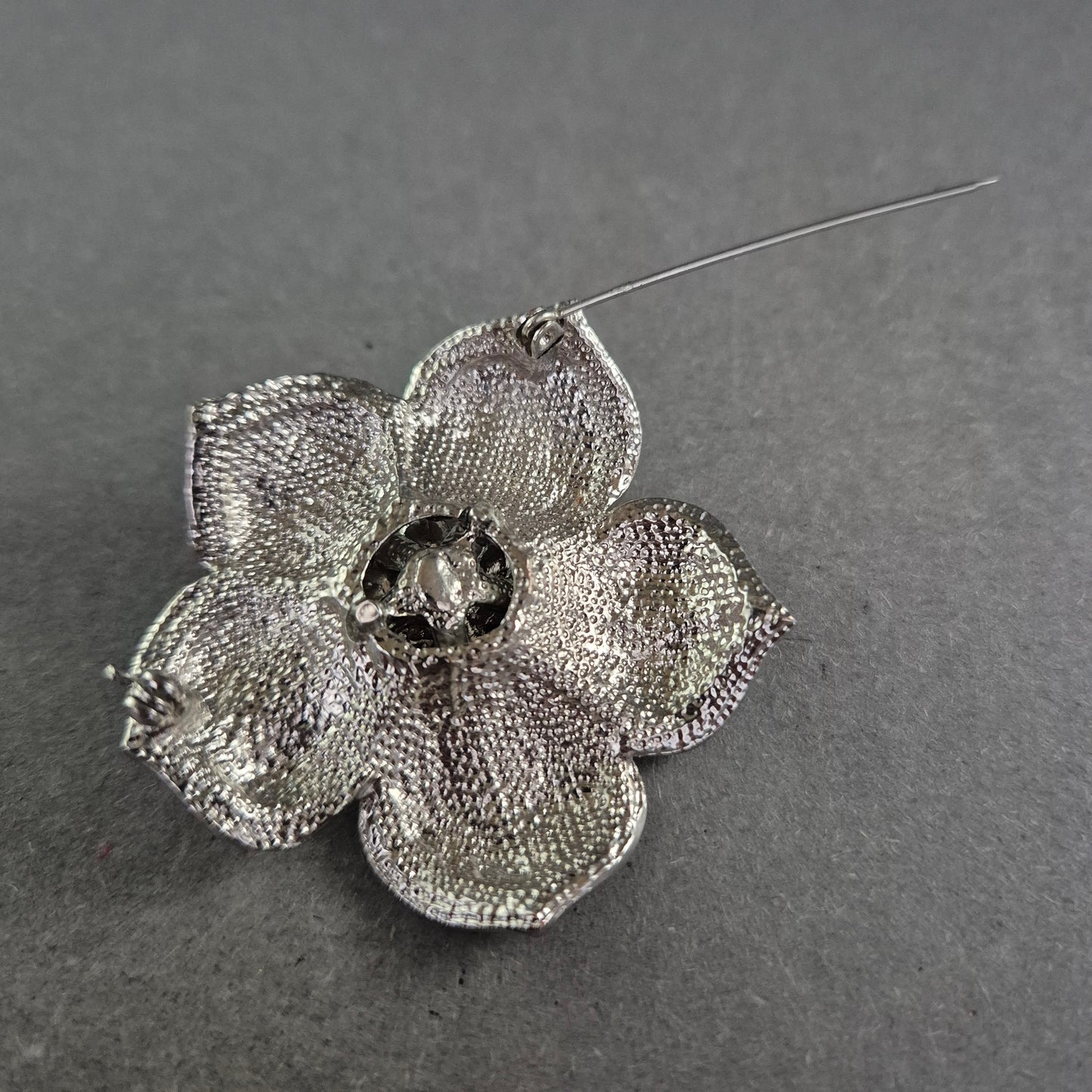 Brosche in Blütenform mit Strass und schwarzer Emaille – Glamourös