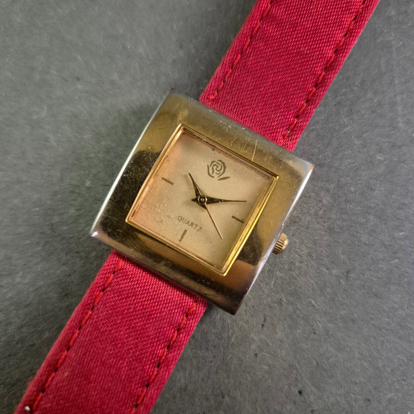 Schlichte Damenarmband Uhr mit rotem Band – Quadratisches Gehäuse