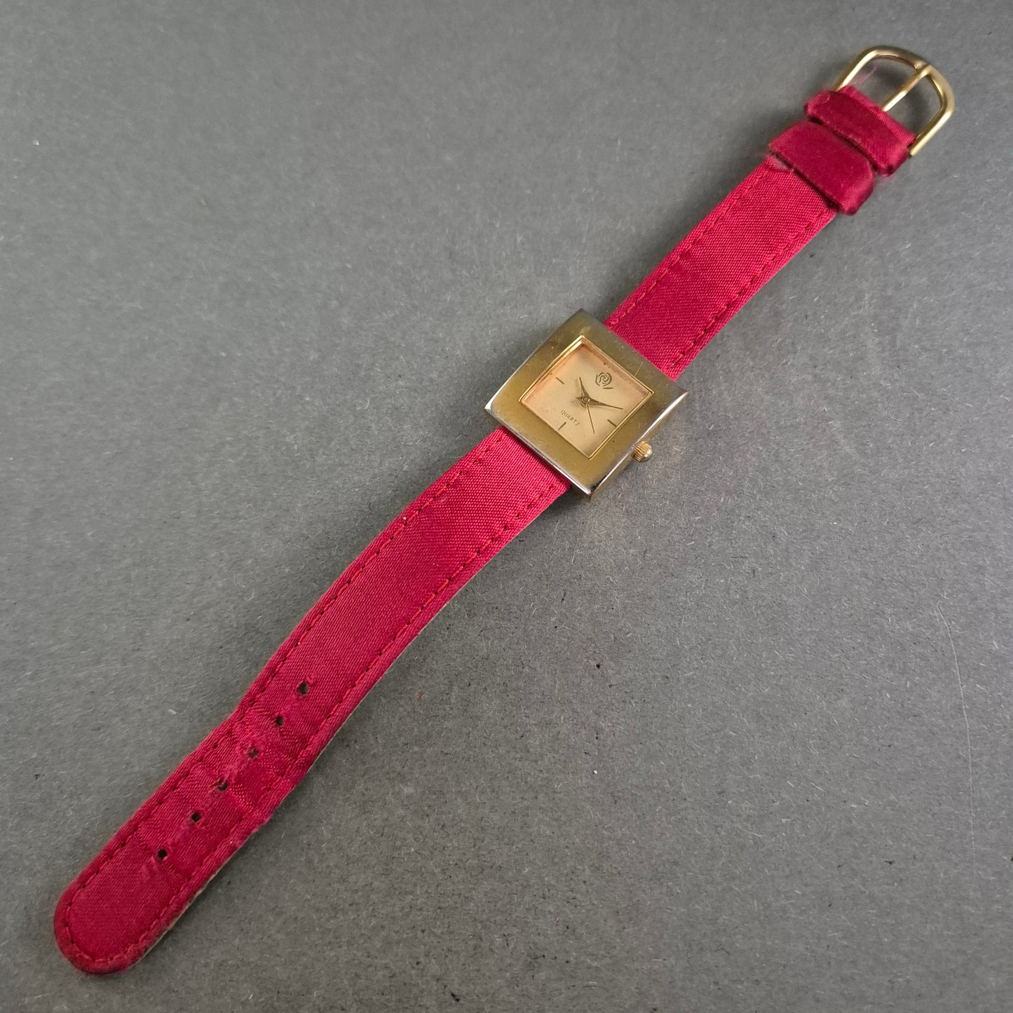 Schlichte Damenarmband Uhr mit rotem Band – Quadratisches Gehäuse