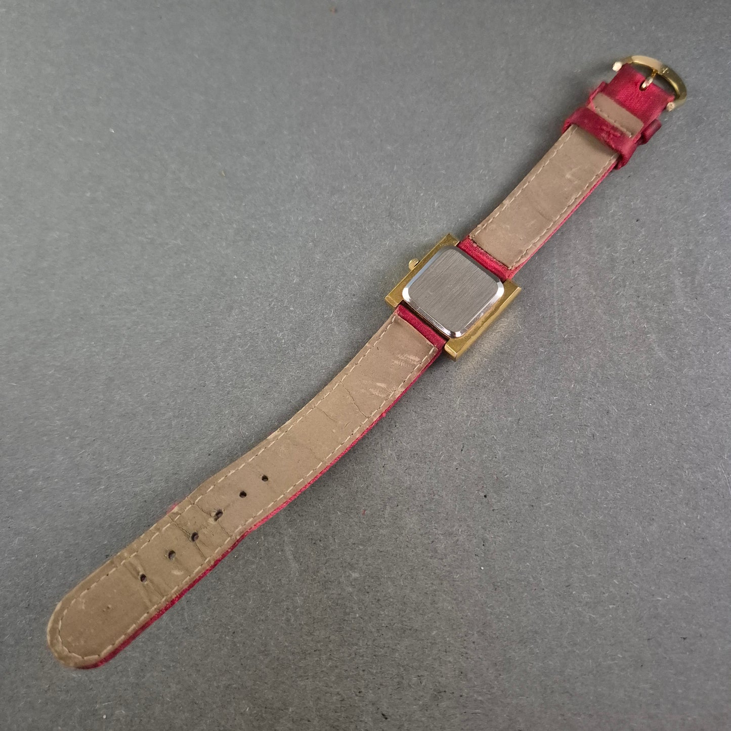 Schlichte Damenarmband Uhr mit rotem Band – Quadratisches Gehäuse