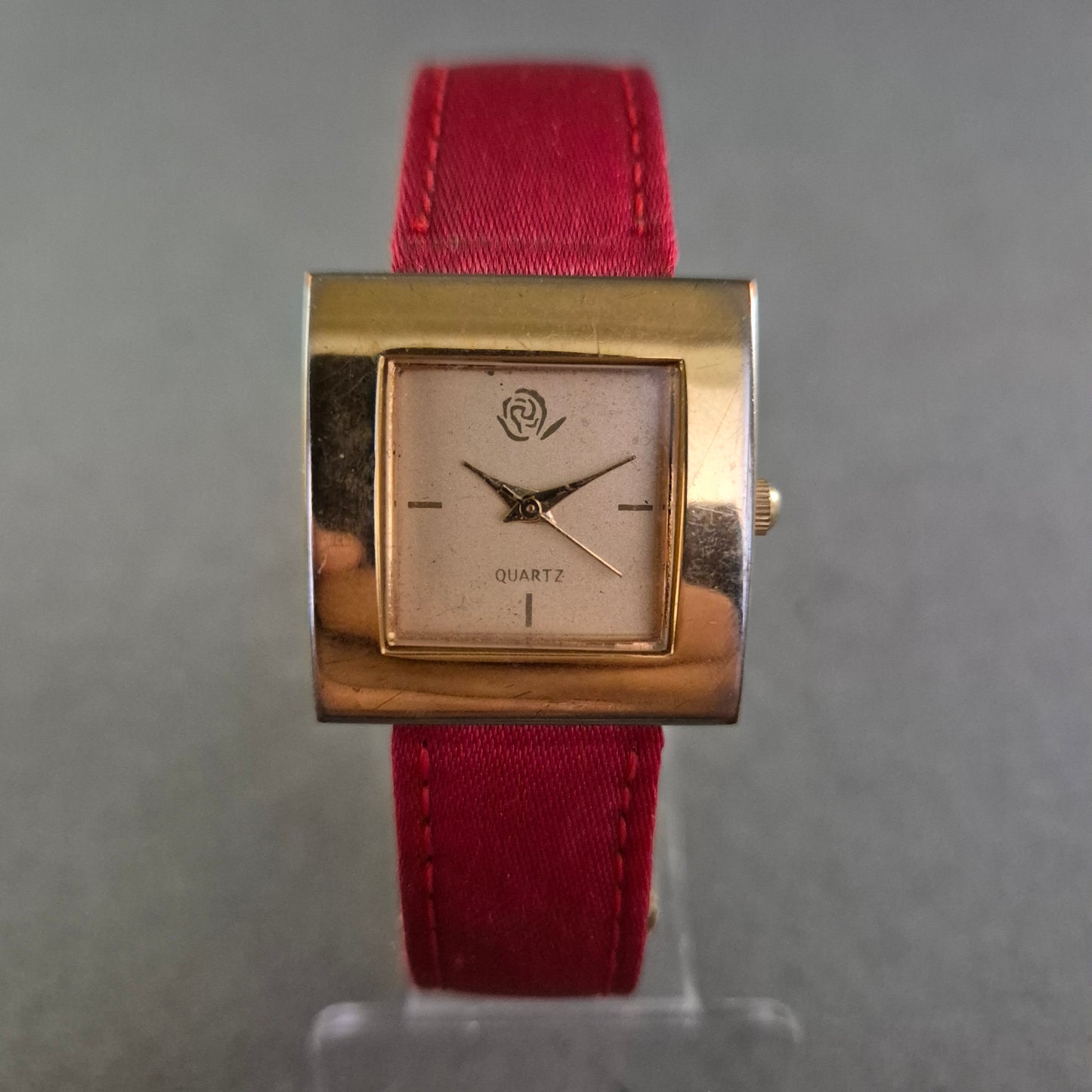 Schlichte Damenarmband Uhr mit rotem Band – Quadratisches Gehäuse