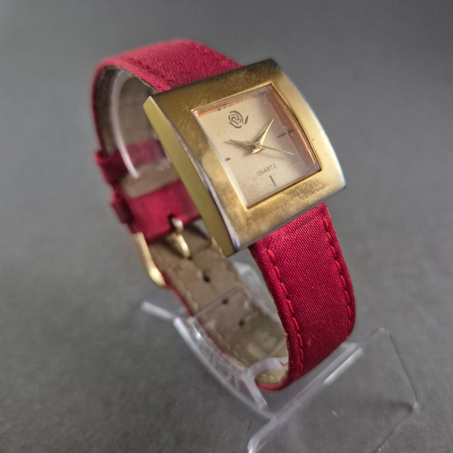 Schlichte Damenarmband Uhr mit rotem Band – Quadratisches Gehäuse