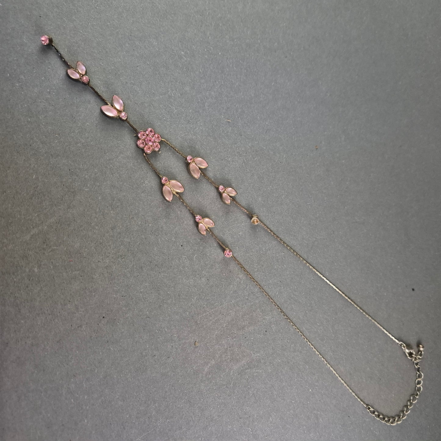 Zarte Vintage-Halskette mit rosa Blüten – Femininer Schmucktraum