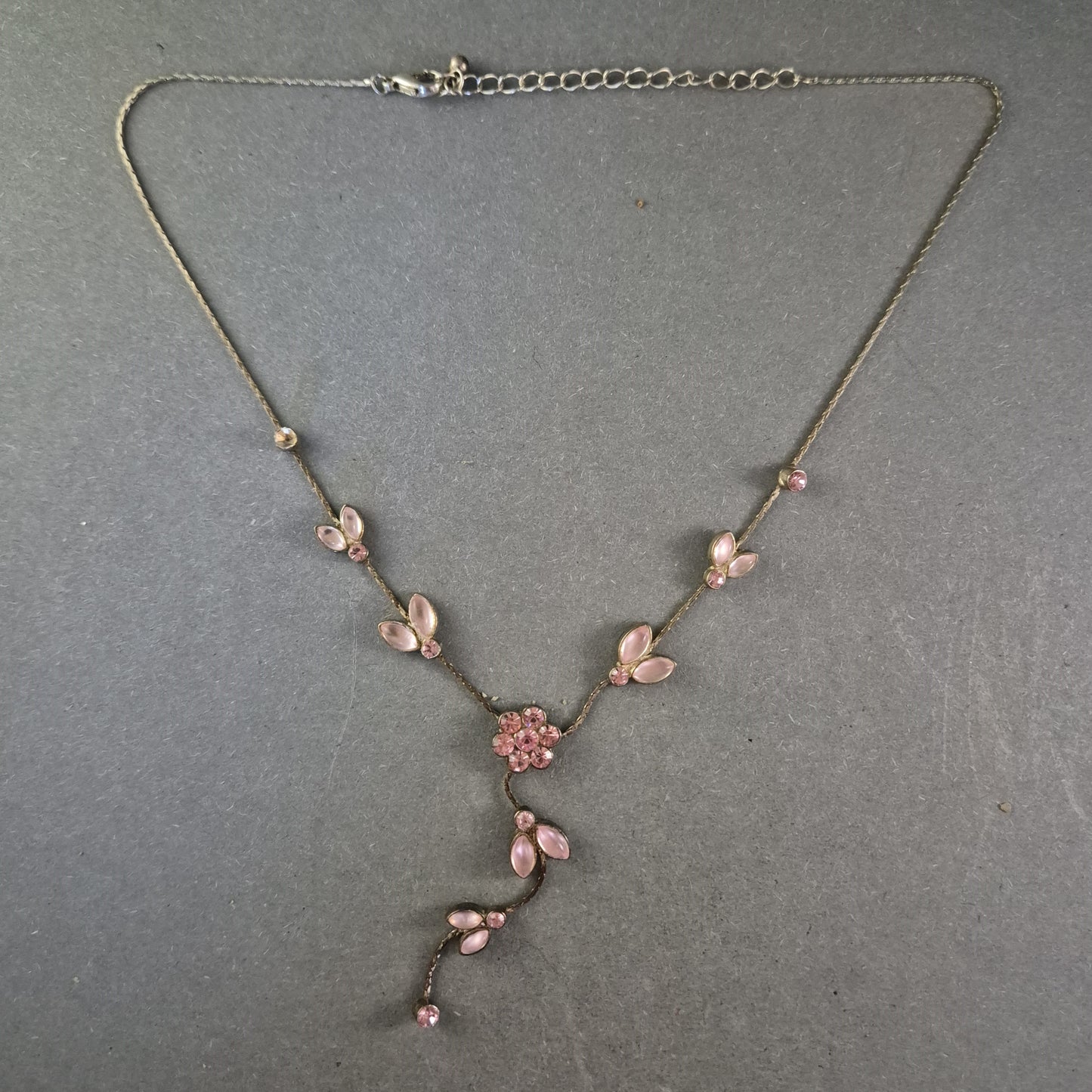 Zarte Vintage-Halskette mit rosa Blüten – Femininer Schmucktraum