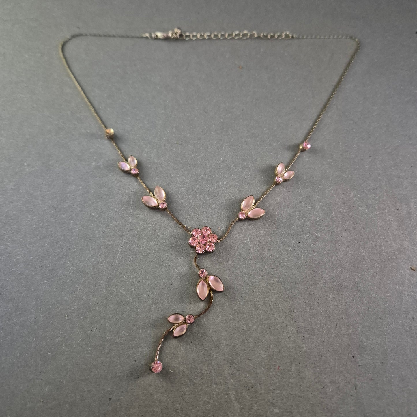 Zarte Vintage-Halskette mit rosa Blüten – Femininer Schmucktraum