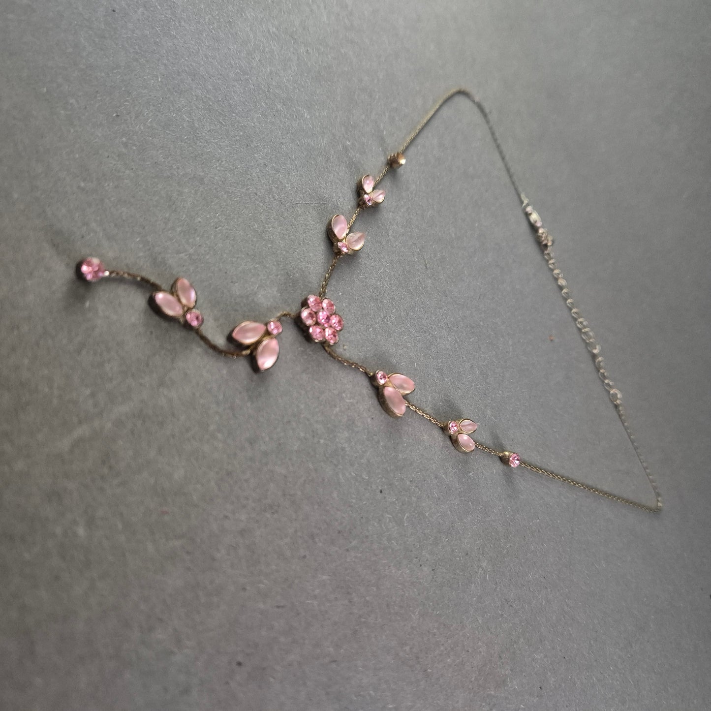 Zarte Vintage-Halskette mit rosa Blüten – Femininer Schmucktraum