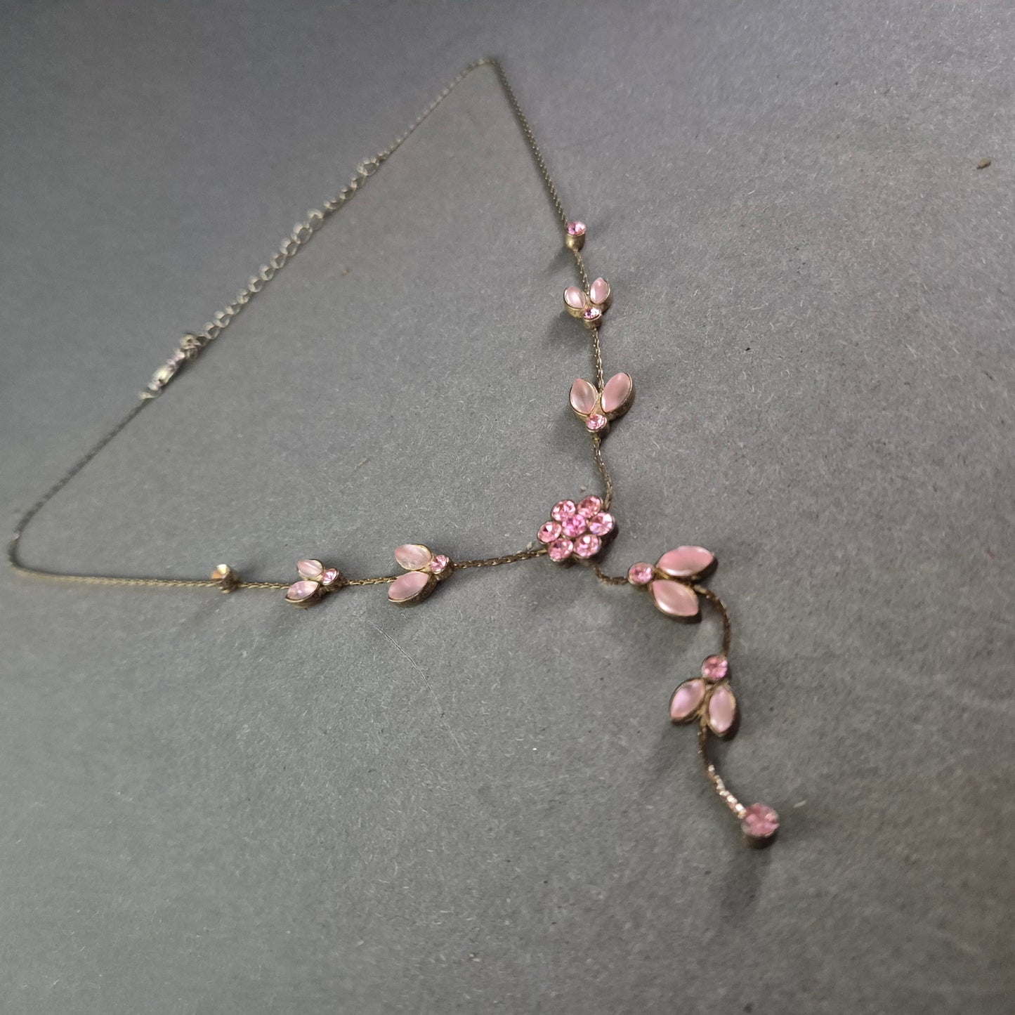 Zarte Vintage-Halskette mit rosa Blüten – Femininer Schmucktraum