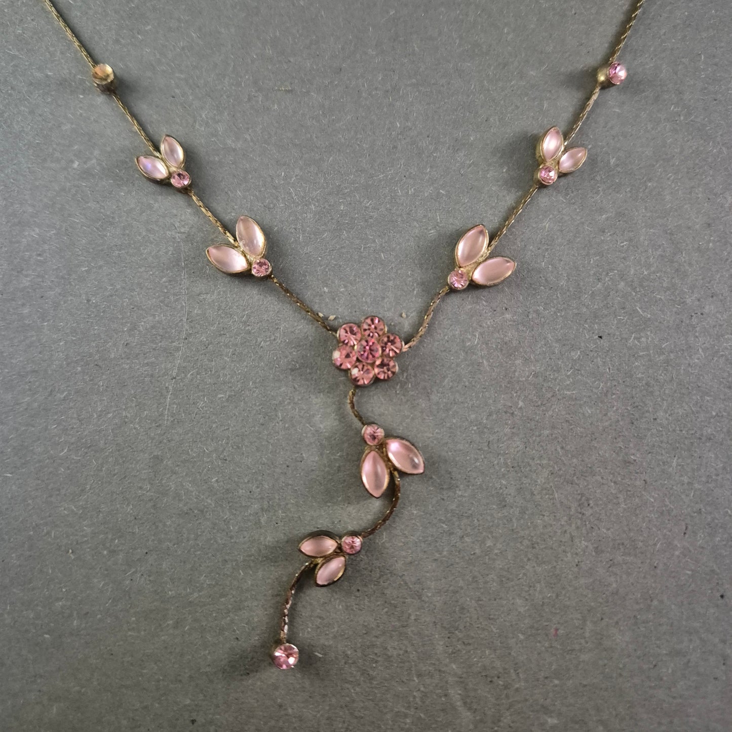 Zarte Vintage-Halskette mit rosa Blüten – Femininer Schmucktraum