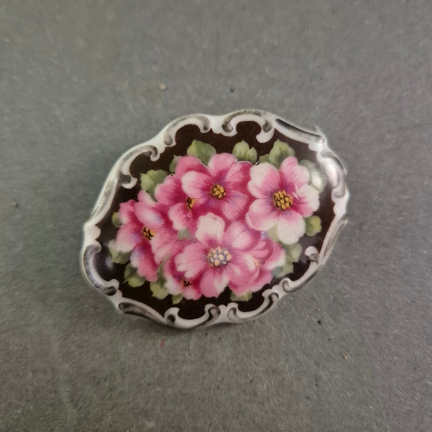 Vintage Porzellan-Brosche mit rosa Blumenmotiv – Handgemalt