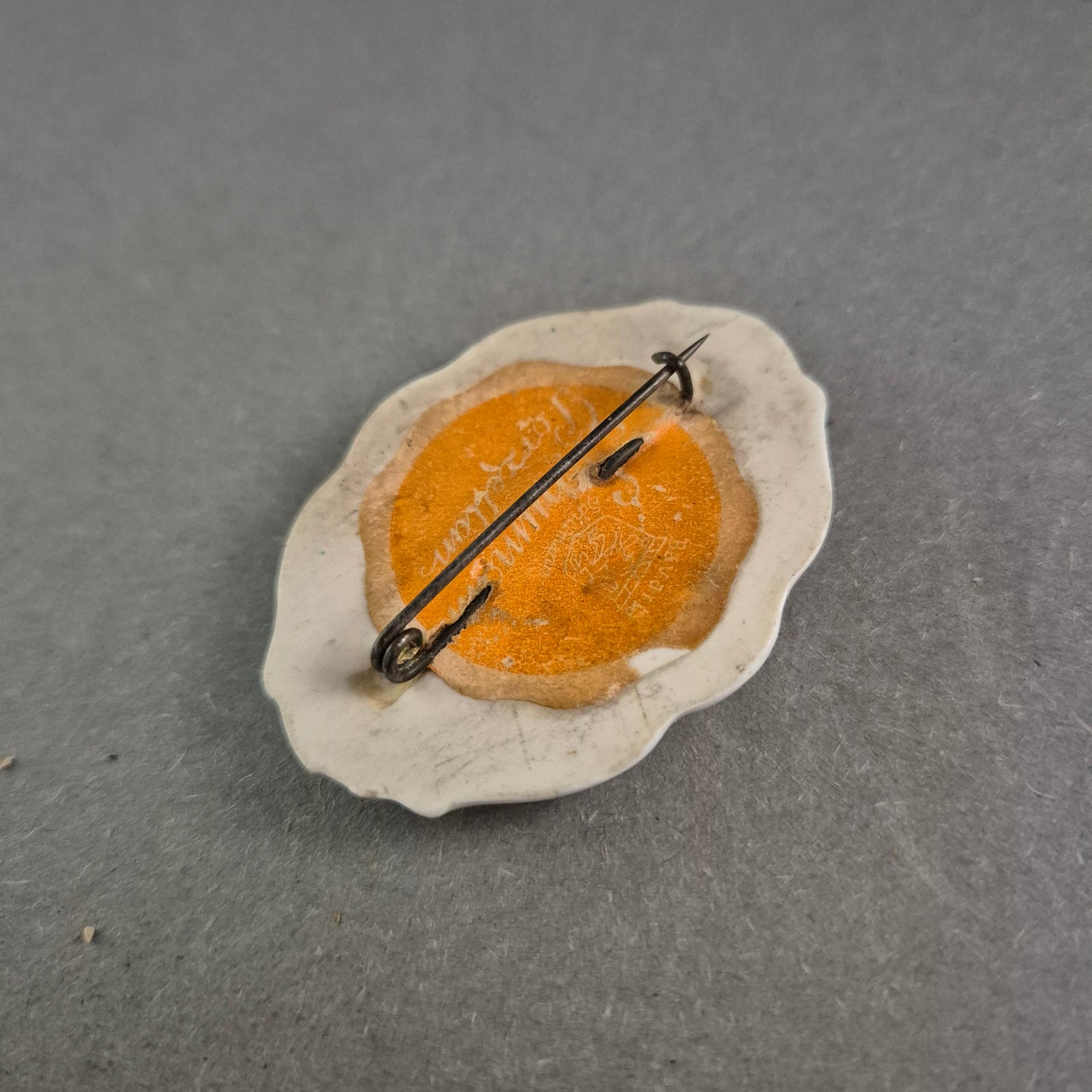 Vintage Porzellan-Brosche mit rosa Blumenmotiv – Handgemalt