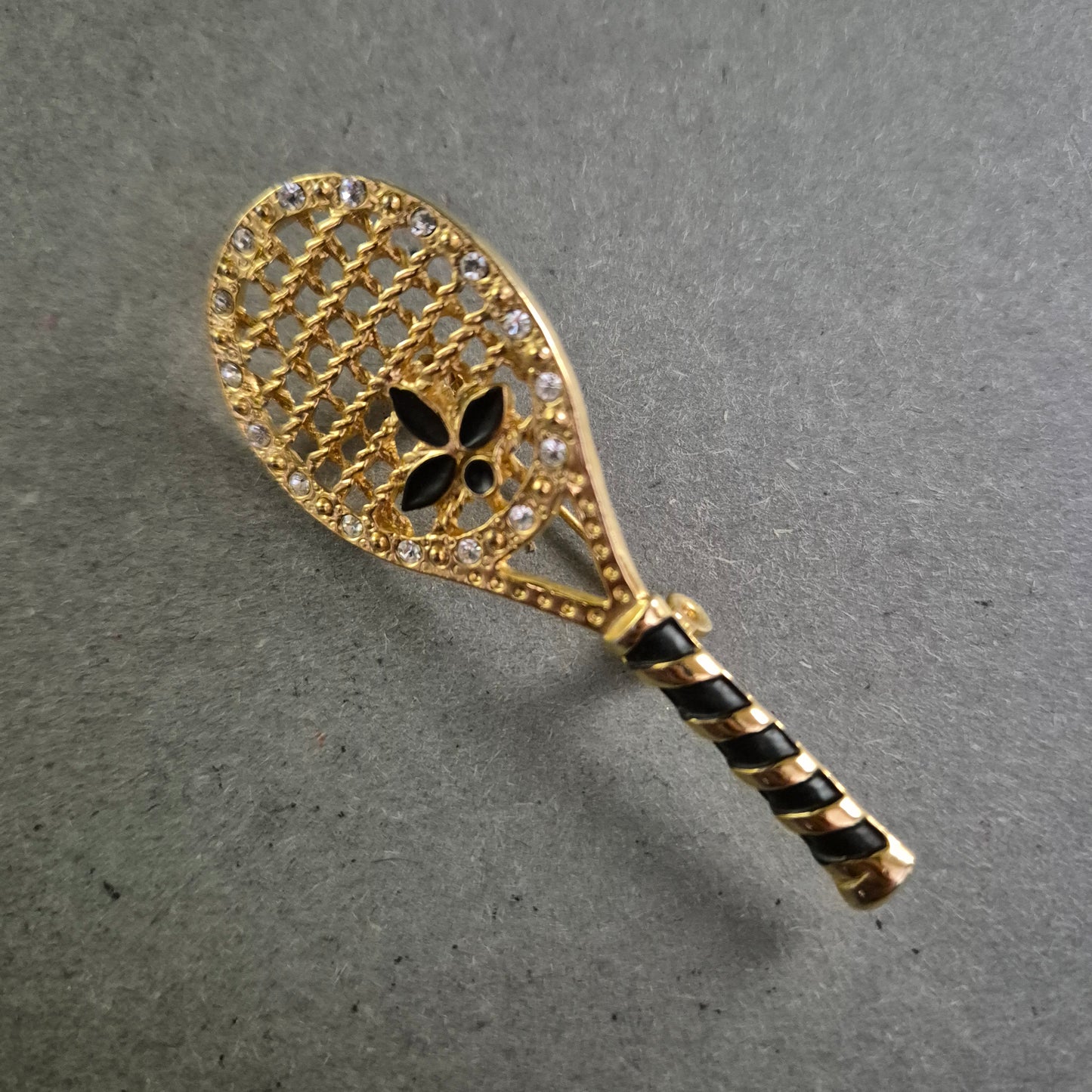 Vergoldete Tennis-Brosche mit Strass – Sportlich & Elegant