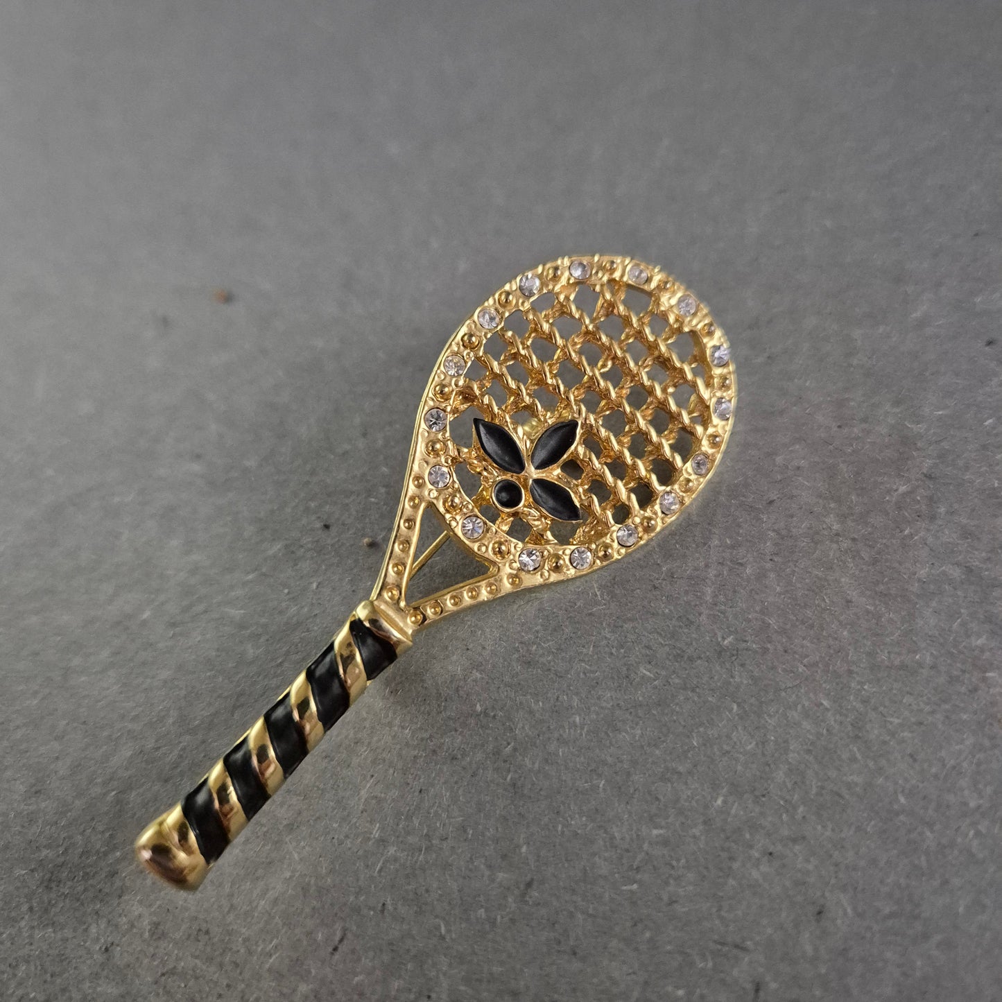 Vergoldete Tennis-Brosche mit Strass – Sportlich & Elegant