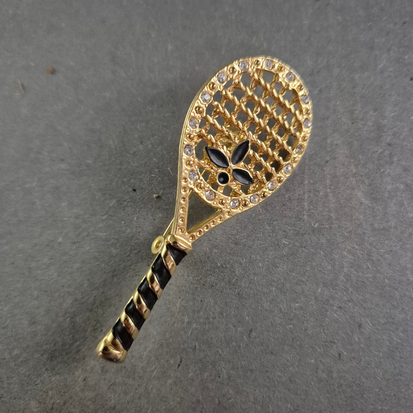 Vergoldete Tennis-Brosche mit Strass – Sportlich & Elegant