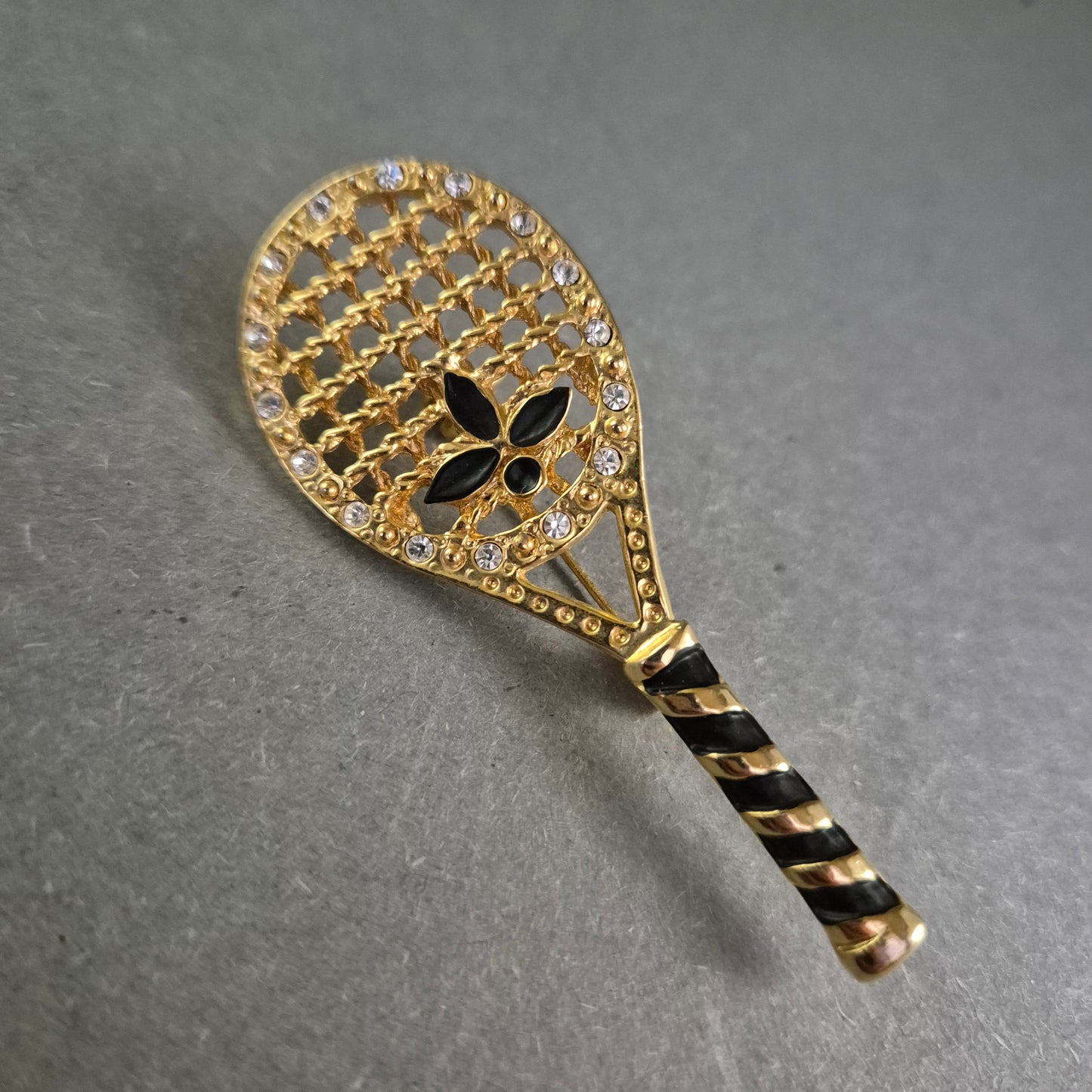 Vergoldete Tennis-Brosche mit Strass – Sportlich & Elegant