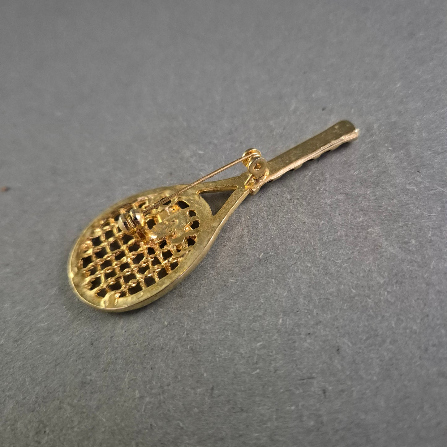 Vergoldete Tennis-Brosche mit Strass – Sportlich & Elegant