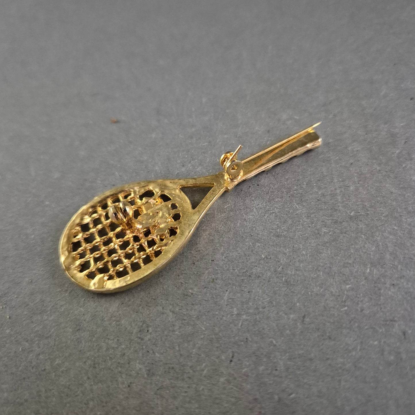 Vergoldete Tennis-Brosche mit Strass – Sportlich & Elegant