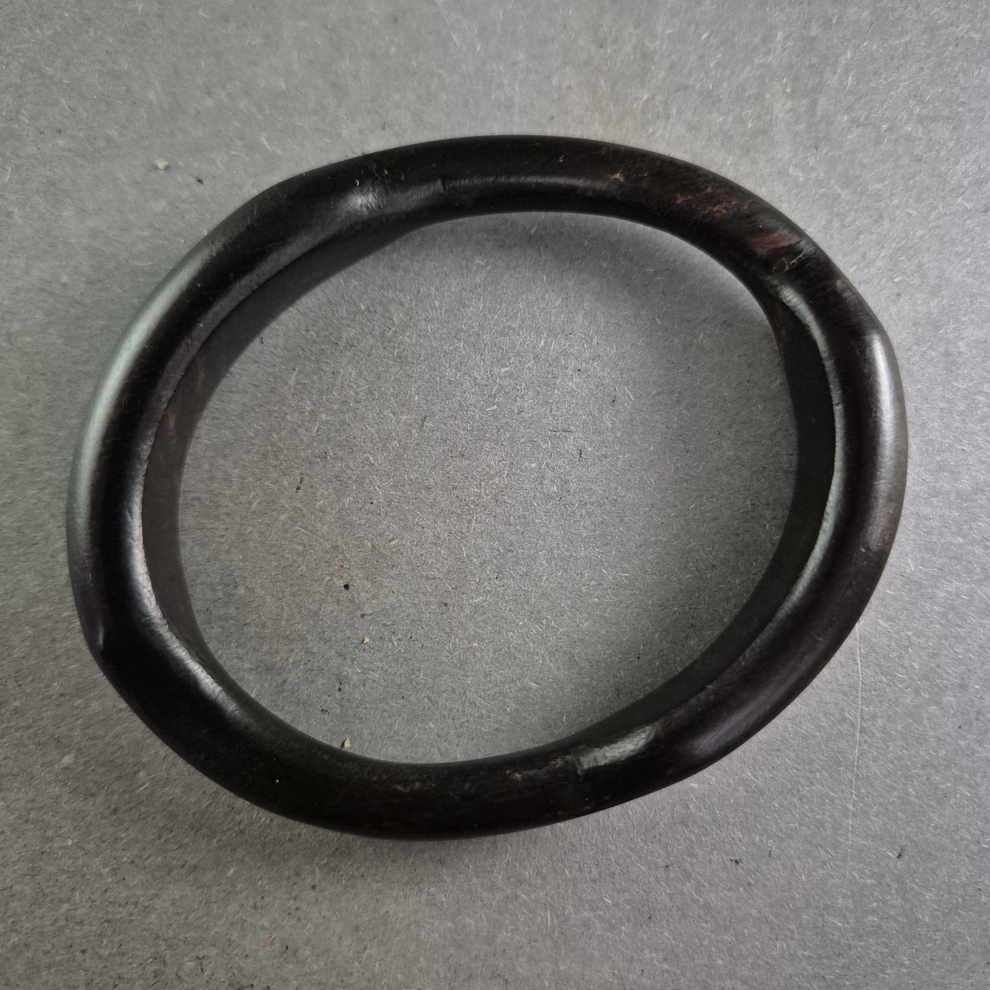 Vintage Armreif aus dunklem Bakelit – Geometrisch geschnitzt