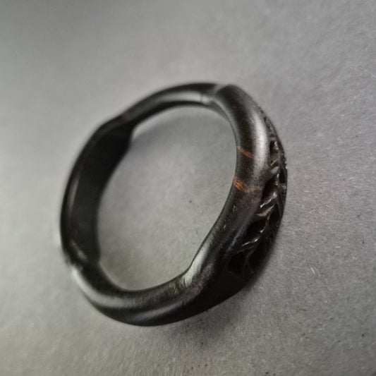 Vintage Armreif aus dunklem Bakelit – Geometrisch geschnitzt