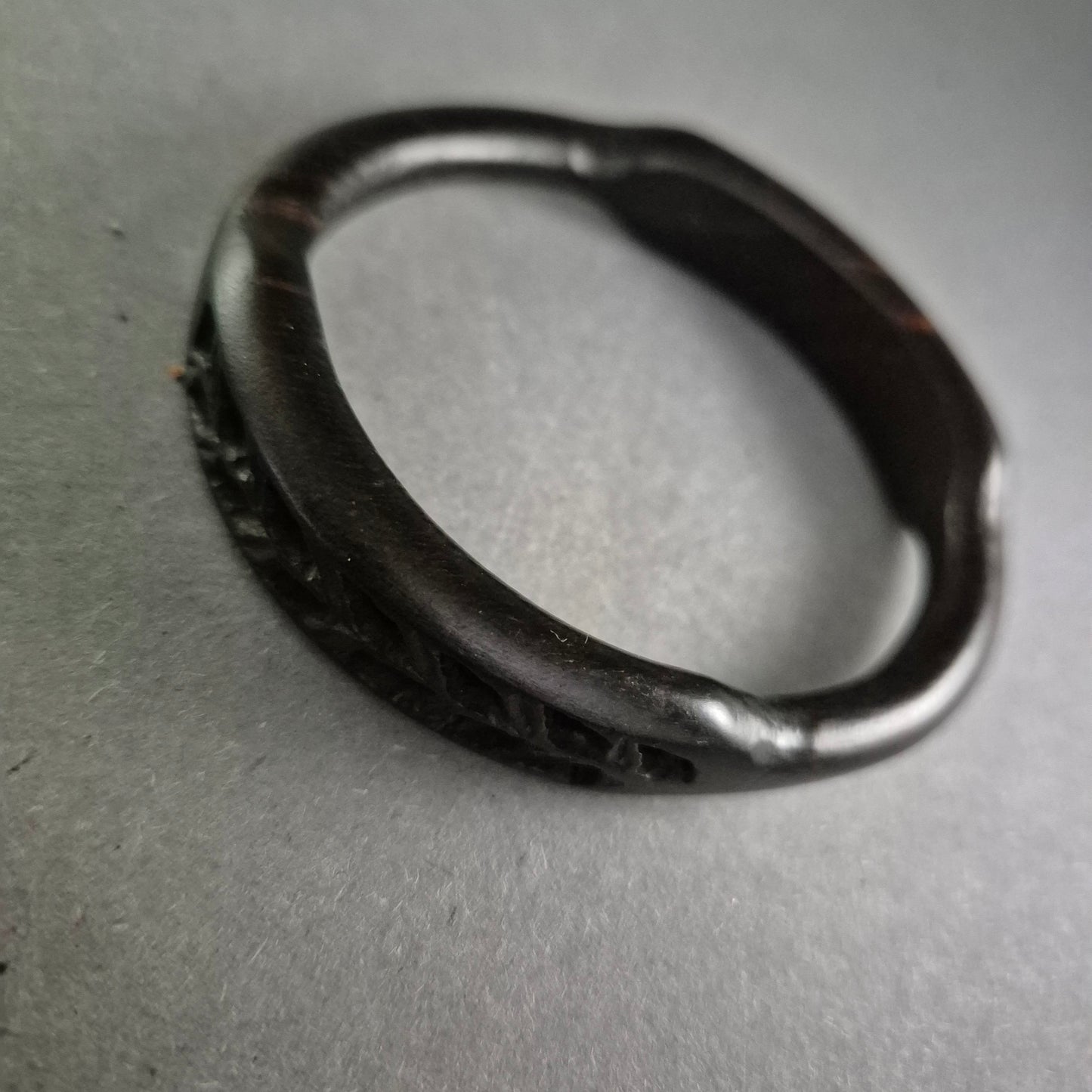 Vintage Armreif aus dunklem Bakelit – Geometrisch geschnitzt