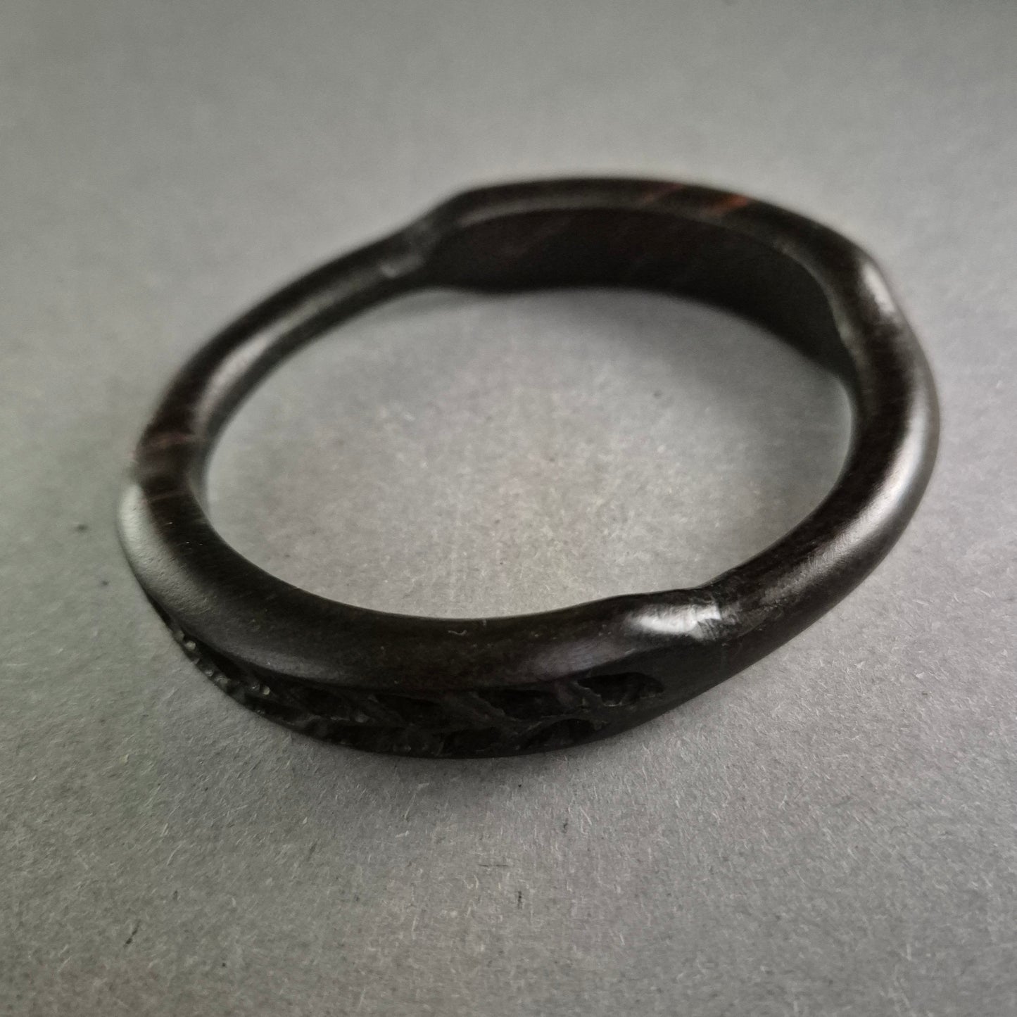 Vintage Armreif aus dunklem Bakelit – Geometrisch geschnitzt