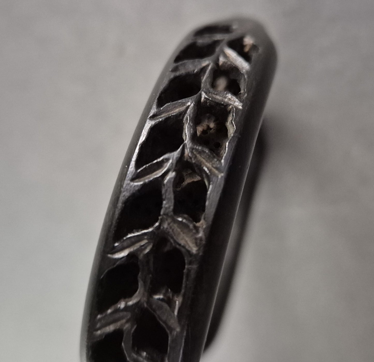 Vintage Armreif aus dunklem Bakelit – Geometrisch geschnitzt