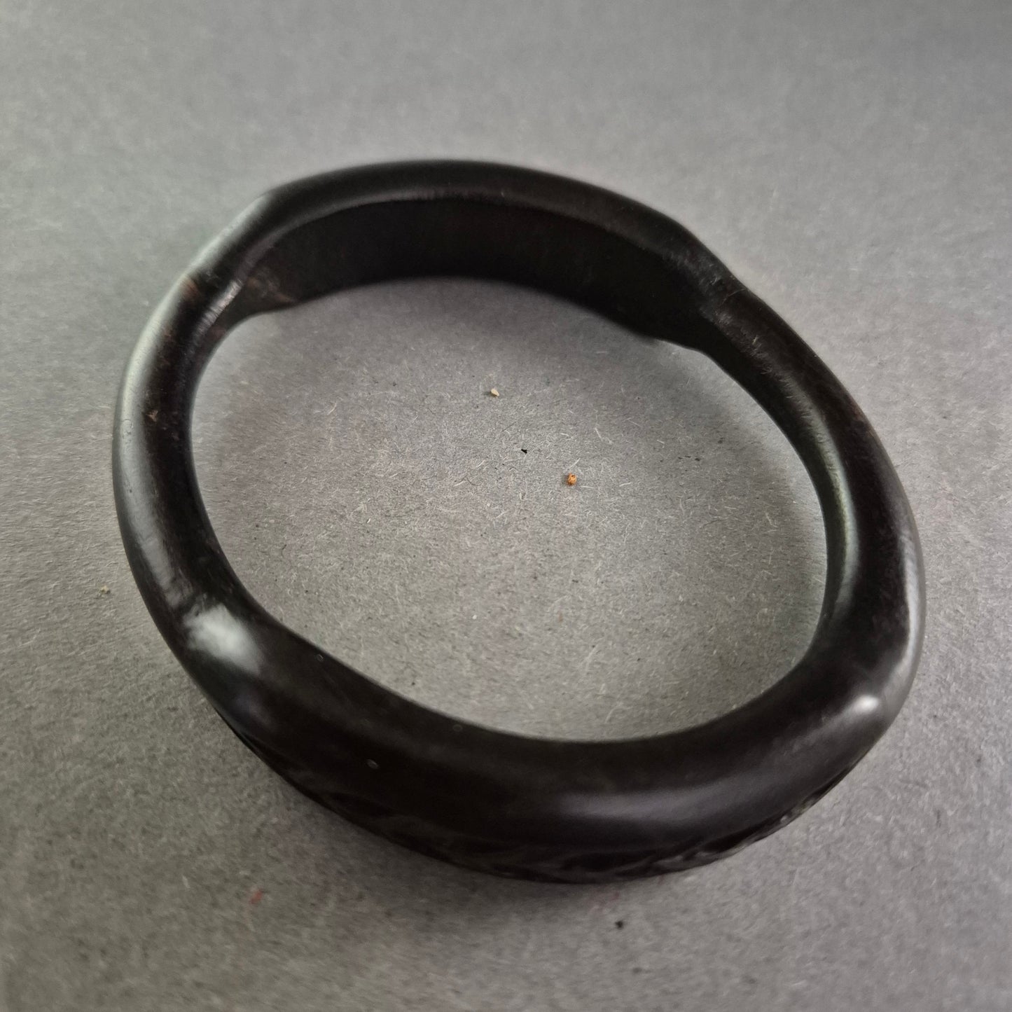 Vintage Armreif aus dunklem Bakelit – Geometrisch geschnitzt