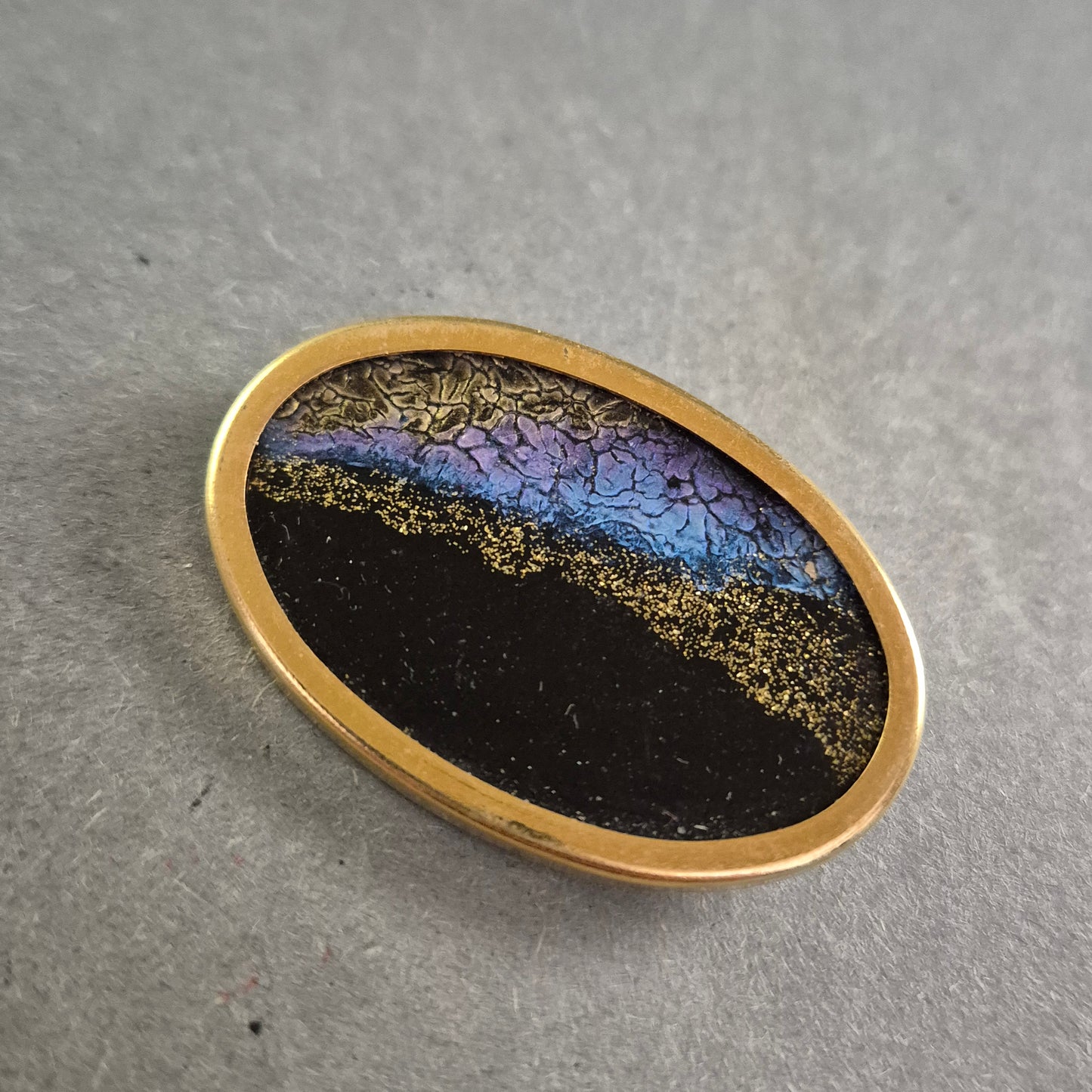 Vintage Emaille-Brosche mit Goldfassung – Abstraktes Design