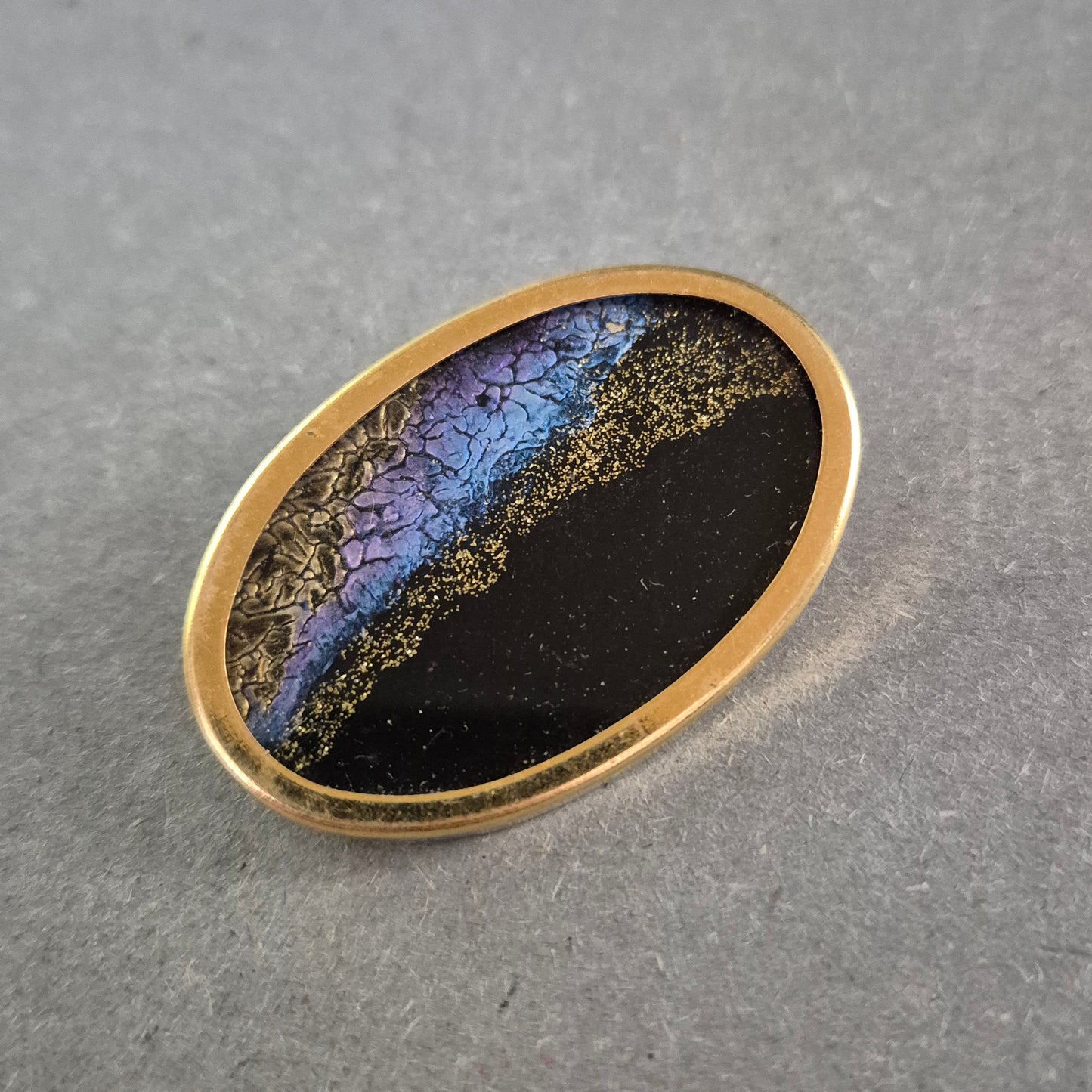 Vintage Emaille-Brosche mit Goldfassung – Abstraktes Design
