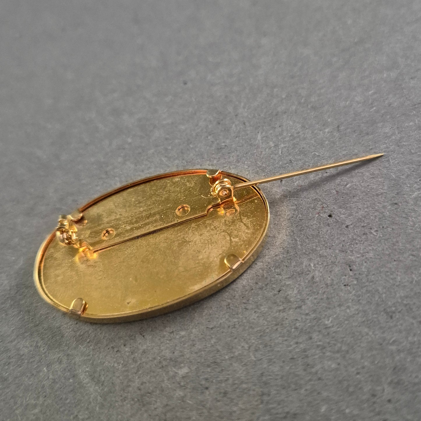 Vintage Emaille-Brosche mit Goldfassung – Abstraktes Design