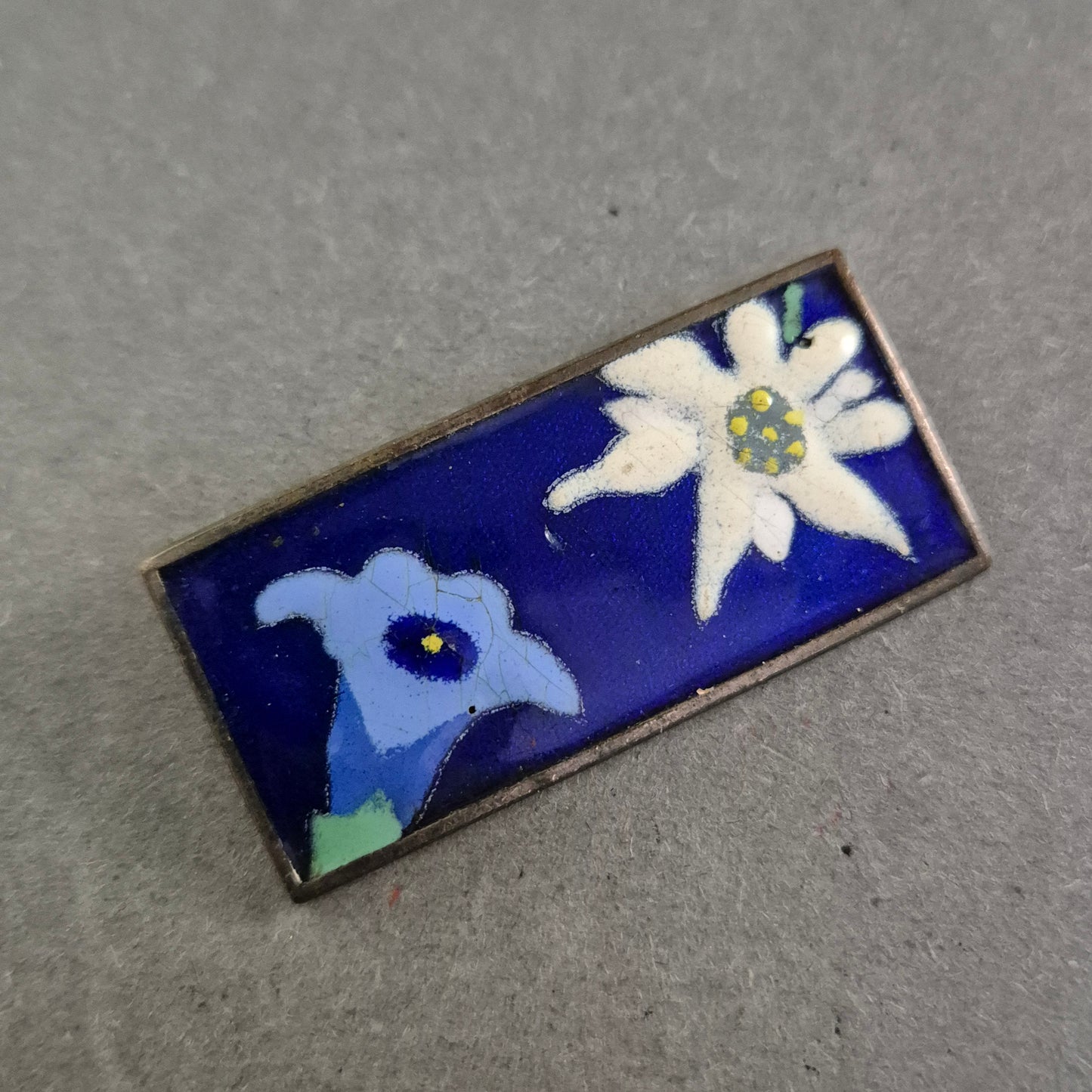 Rechteckige Emaille-Brosche mit Alpenblumen – Edelweiß & Enzian