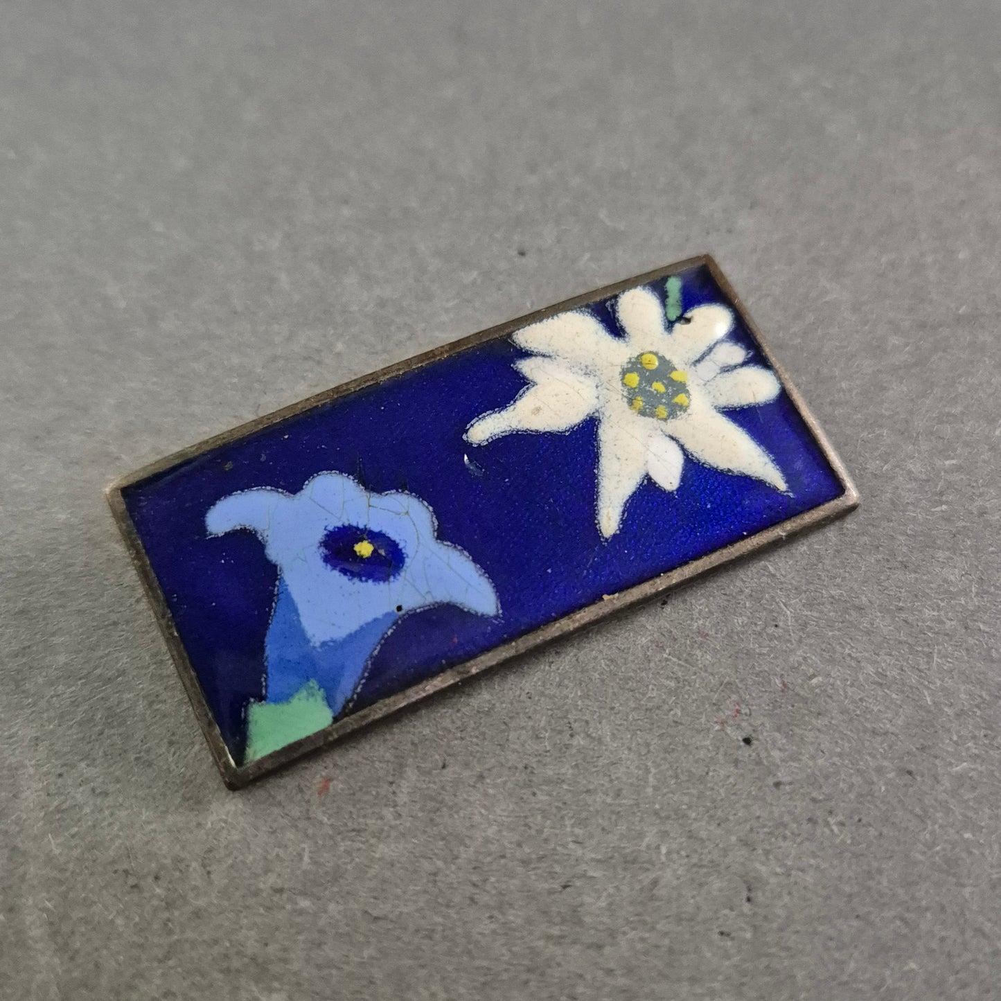 Rechteckige Emaille-Brosche mit Alpenblumen – Edelweiß & Enzian