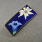 Rechteckige Emaille-Brosche mit Alpenblumen – Edelweiß & Enzian