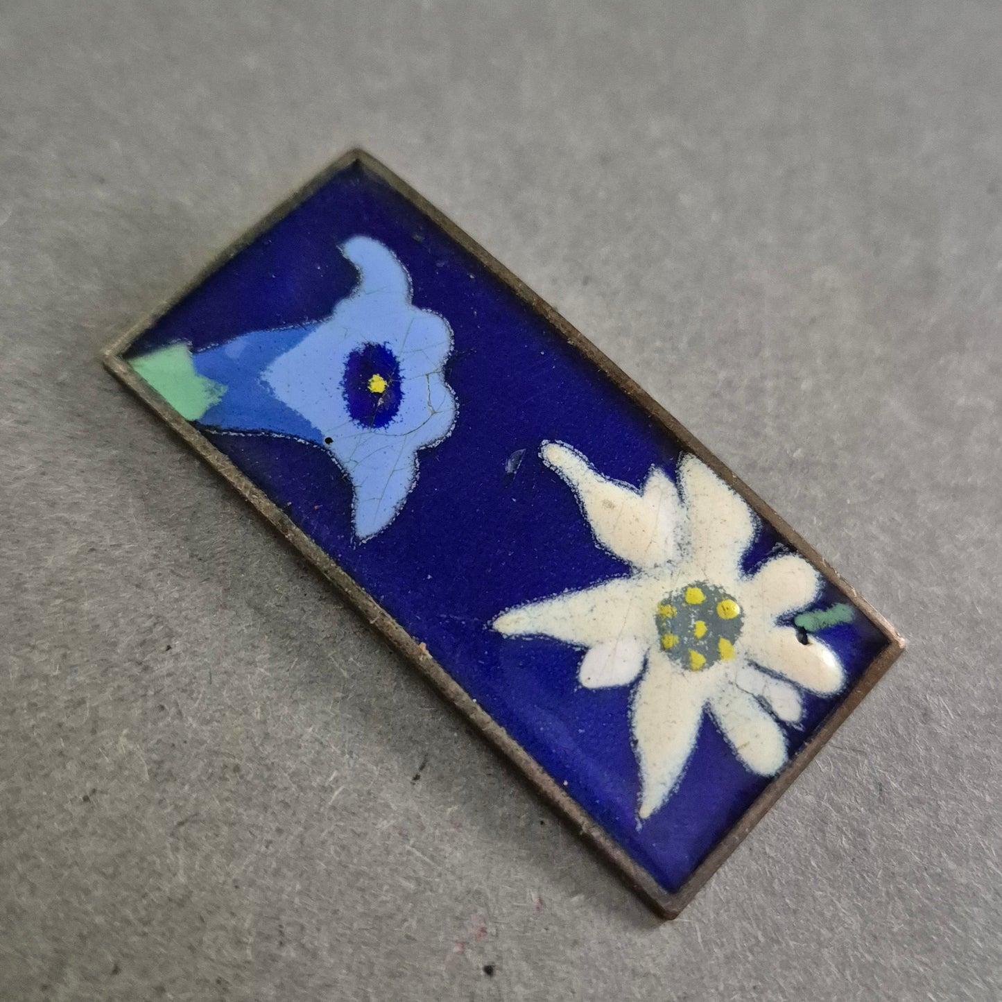 Rechteckige Emaille-Brosche mit Alpenblumen – Edelweiß & Enzian