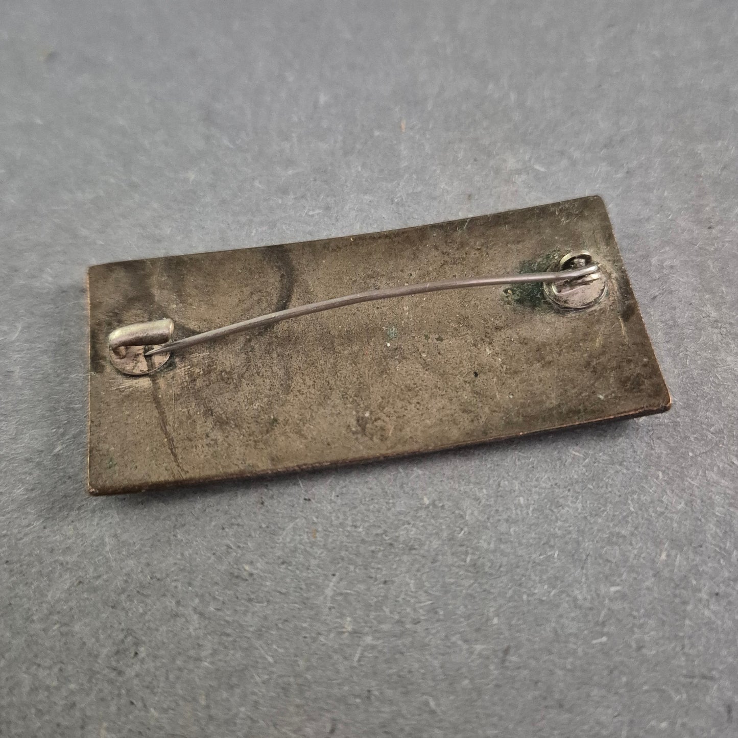 Rechteckige Emaille-Brosche mit Alpenblumen – Edelweiß & Enzian