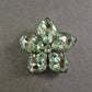 Vintage Blüten-Brosche mit grünen Glassteinen – Eleganz in Blattform