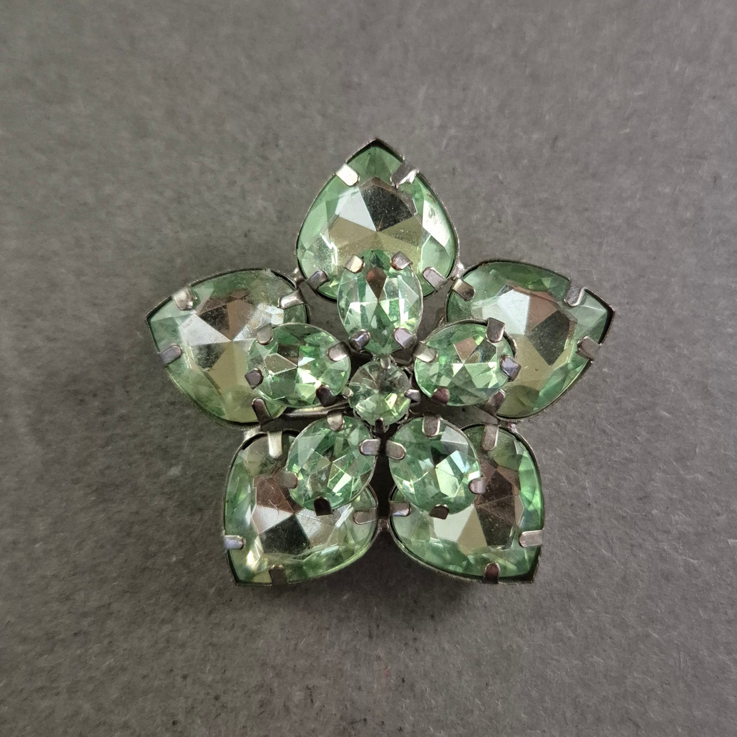 Vintage Blüten-Brosche mit grünen Glassteinen – Eleganz in Blattform