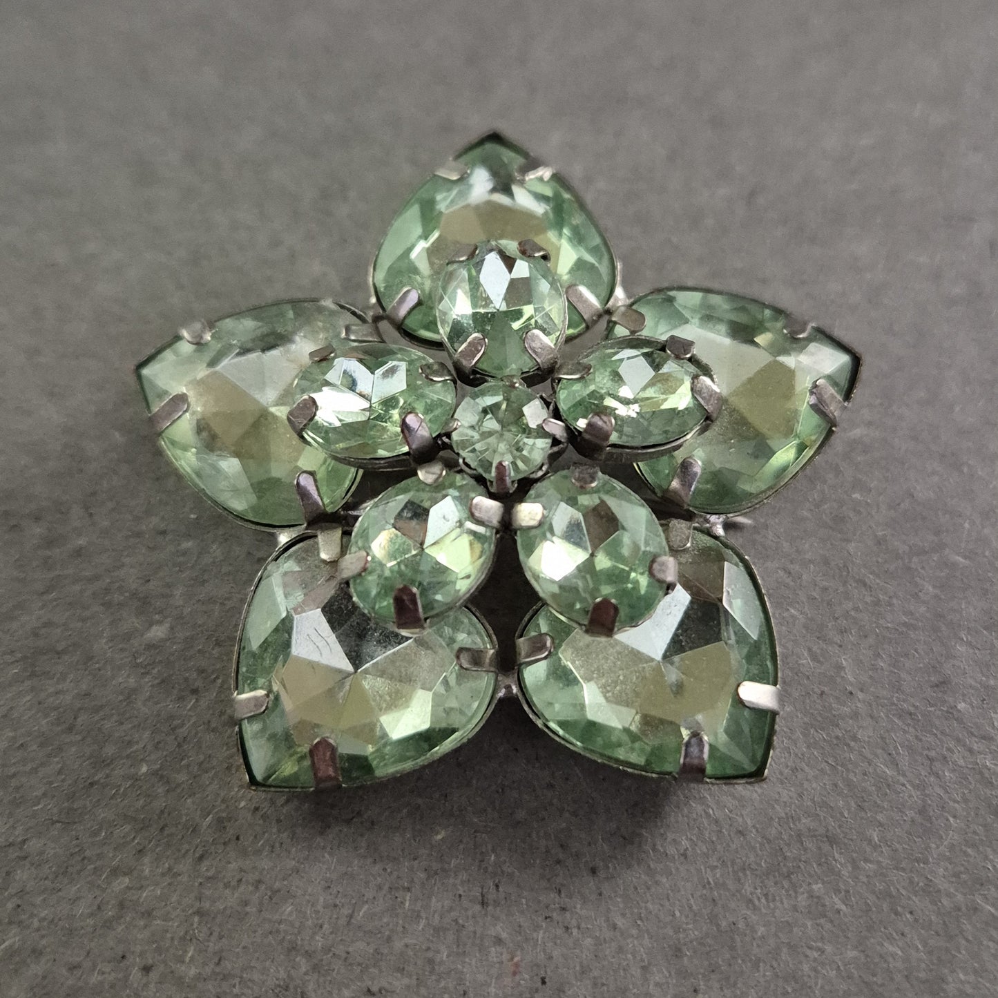 Vintage Blüten-Brosche mit grünen Glassteinen – Eleganz in Blattform