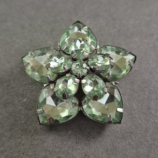 Vintage Blüten-Brosche mit grünen Glassteinen – Eleganz in Blattform