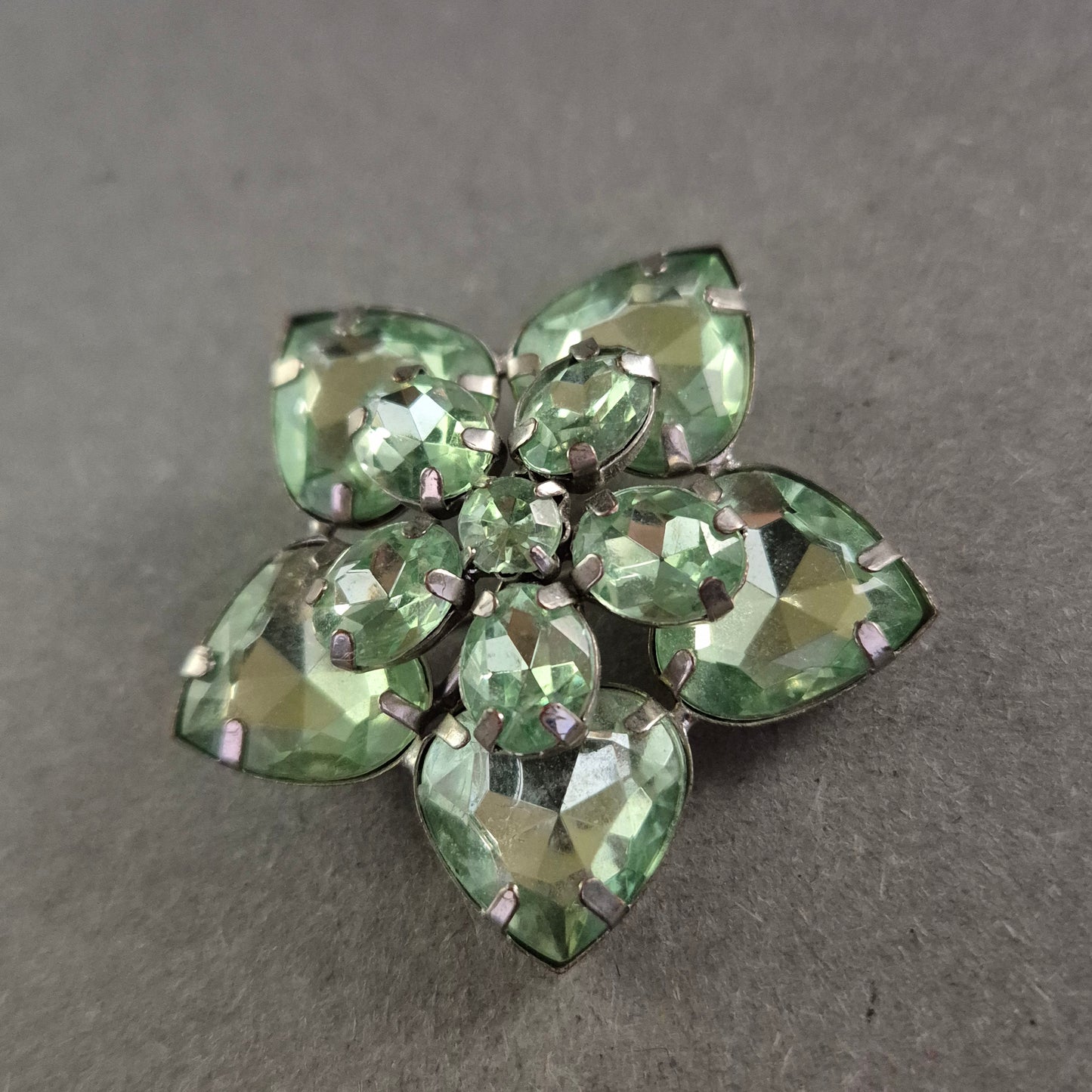 Vintage Blüten-Brosche mit grünen Glassteinen – Eleganz in Blattform