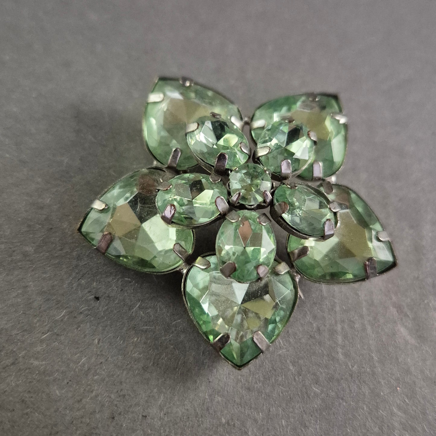 Vintage Blüten-Brosche mit grünen Glassteinen – Eleganz in Blattform
