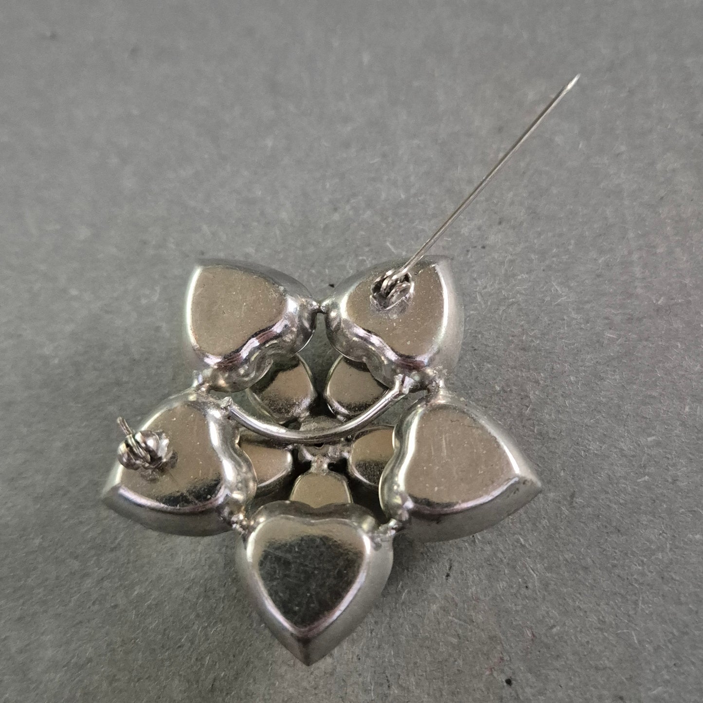 Vintage Blüten-Brosche mit grünen Glassteinen – Eleganz in Blattform