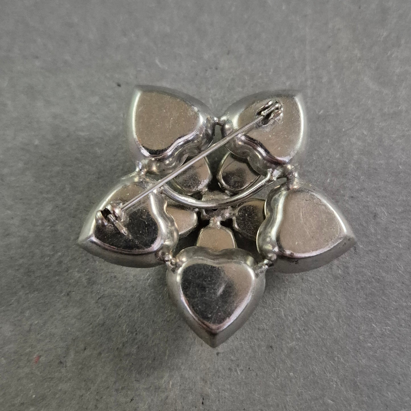 Vintage Blüten-Brosche mit grünen Glassteinen – Eleganz in Blattform