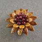 Handgefertigte Vintage-Brosche aus Naturmaterialien – Blumenmotiv