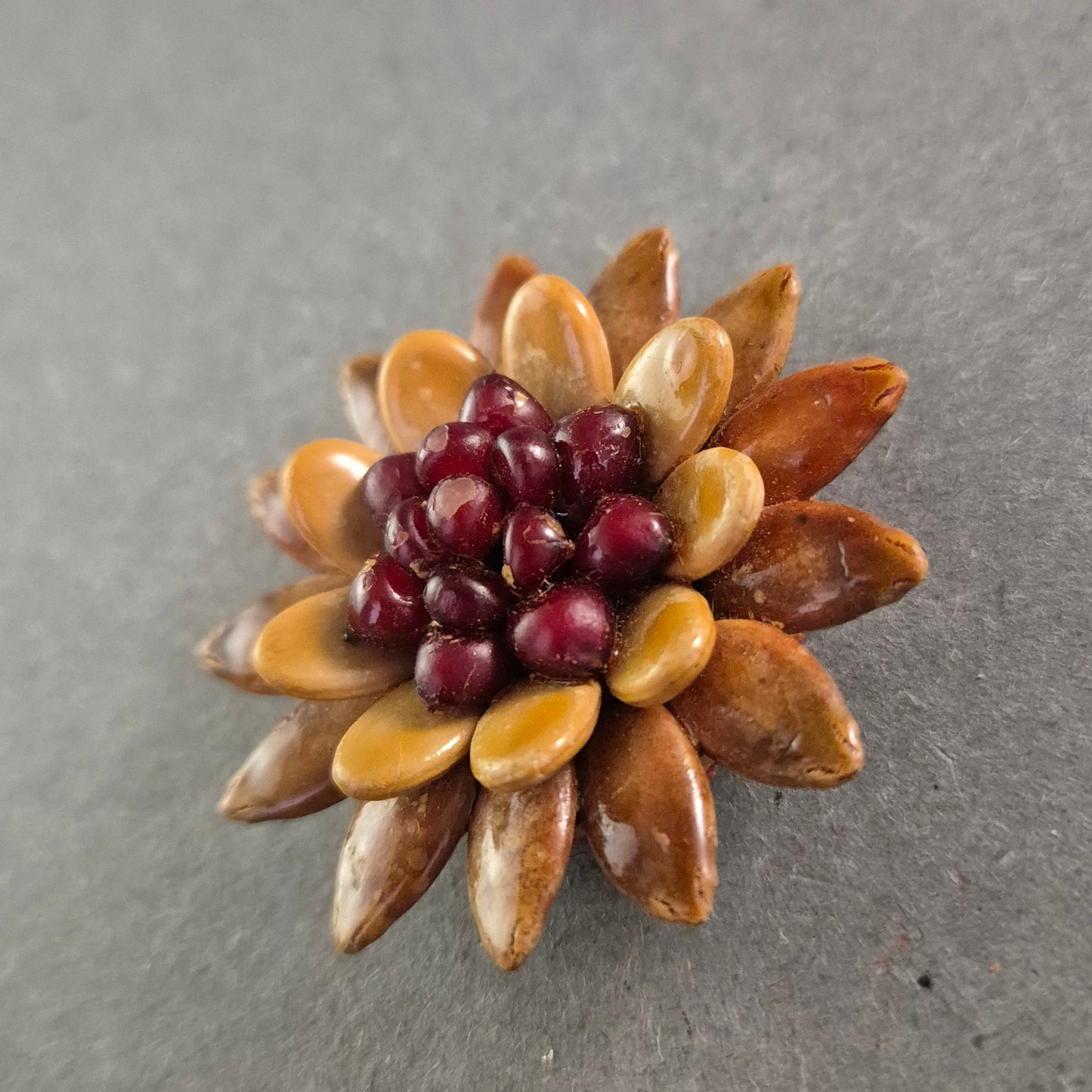 Handgefertigte Vintage-Brosche aus Naturmaterialien – Blumenmotiv